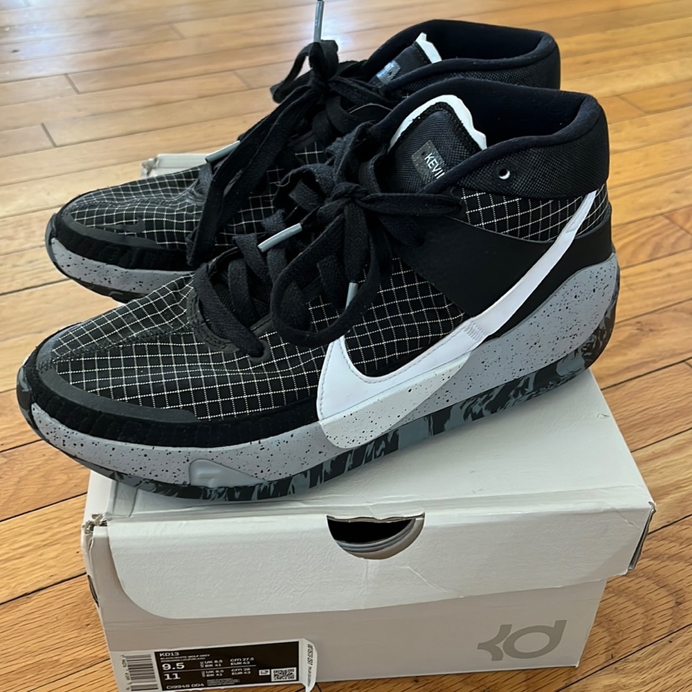 Men’s size 9.5 Nike Basketball sneakers